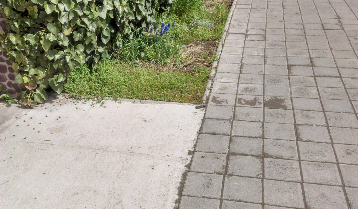 1. fotografia fotogalérie Zrealizované projekty / Zlepšenie dostupnosti MRK k občianskej vybavenosti v obci Belá nad Cirochou - Chodník Ul. osloboditeľov - foto