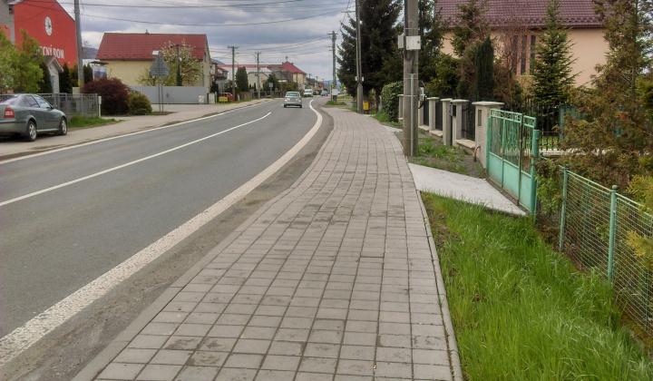 2. fotografia fotogalérie Zrealizované projekty / Zlepšenie dostupnosti MRK k občianskej vybavenosti v obci Belá nad Cirochou - Chodník Ul. osloboditeľov - foto