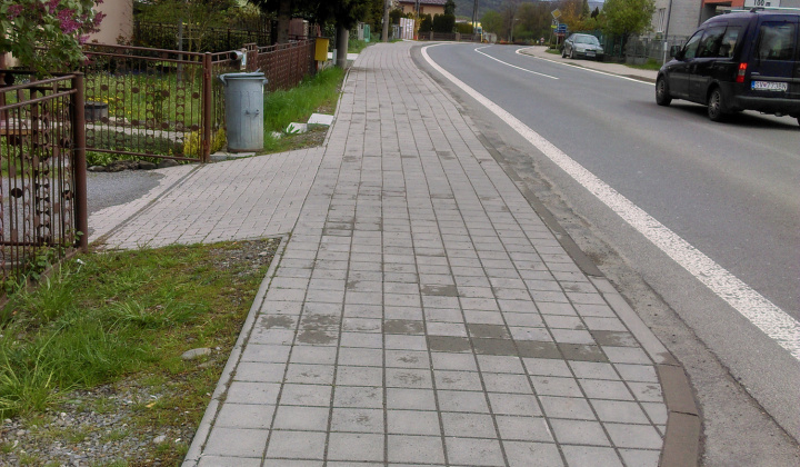 3. fotografia fotogalérie Zrealizované projekty / Zlepšenie dostupnosti MRK k občianskej vybavenosti v obci Belá nad Cirochou - Chodník Ul. osloboditeľov - foto