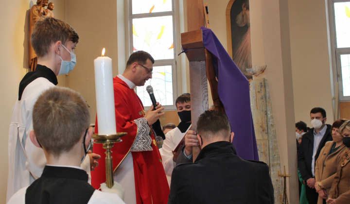 11. fotografia fotogalérie Veľký piatok - Slávenie utrpenia a smrti Pána - Belá nad Cirochou 15.04.2022