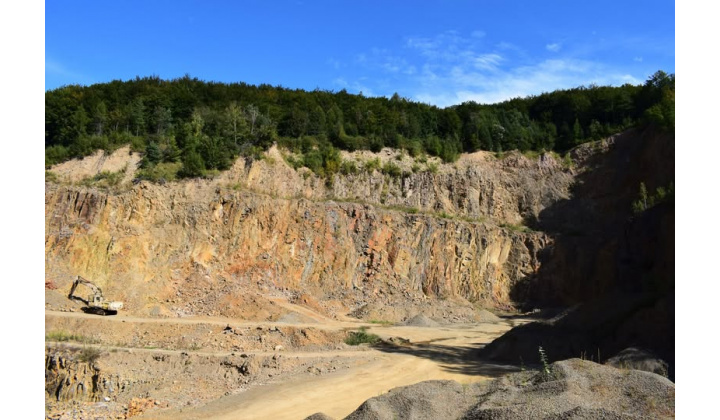 Fotka - OZNAM O UZÁVERE CESTY DO LOMU Zemplínske Hámre